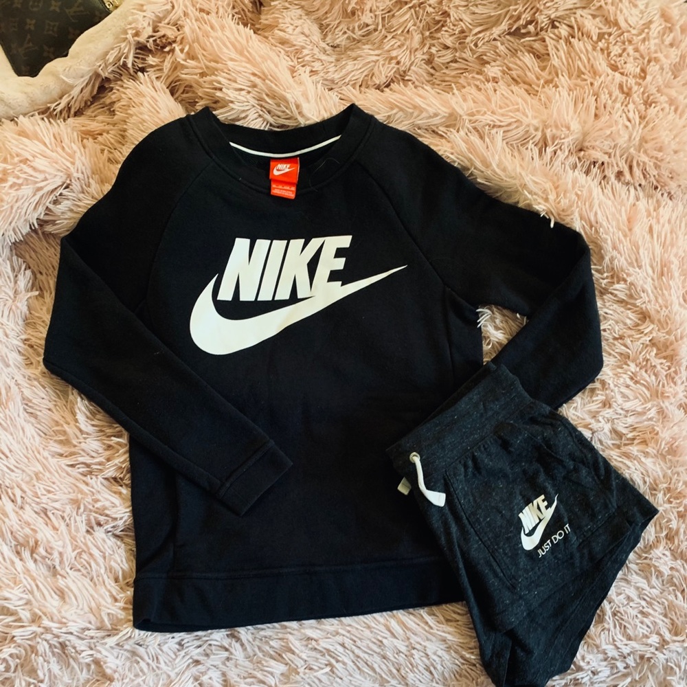 Super cute Nike crew neck